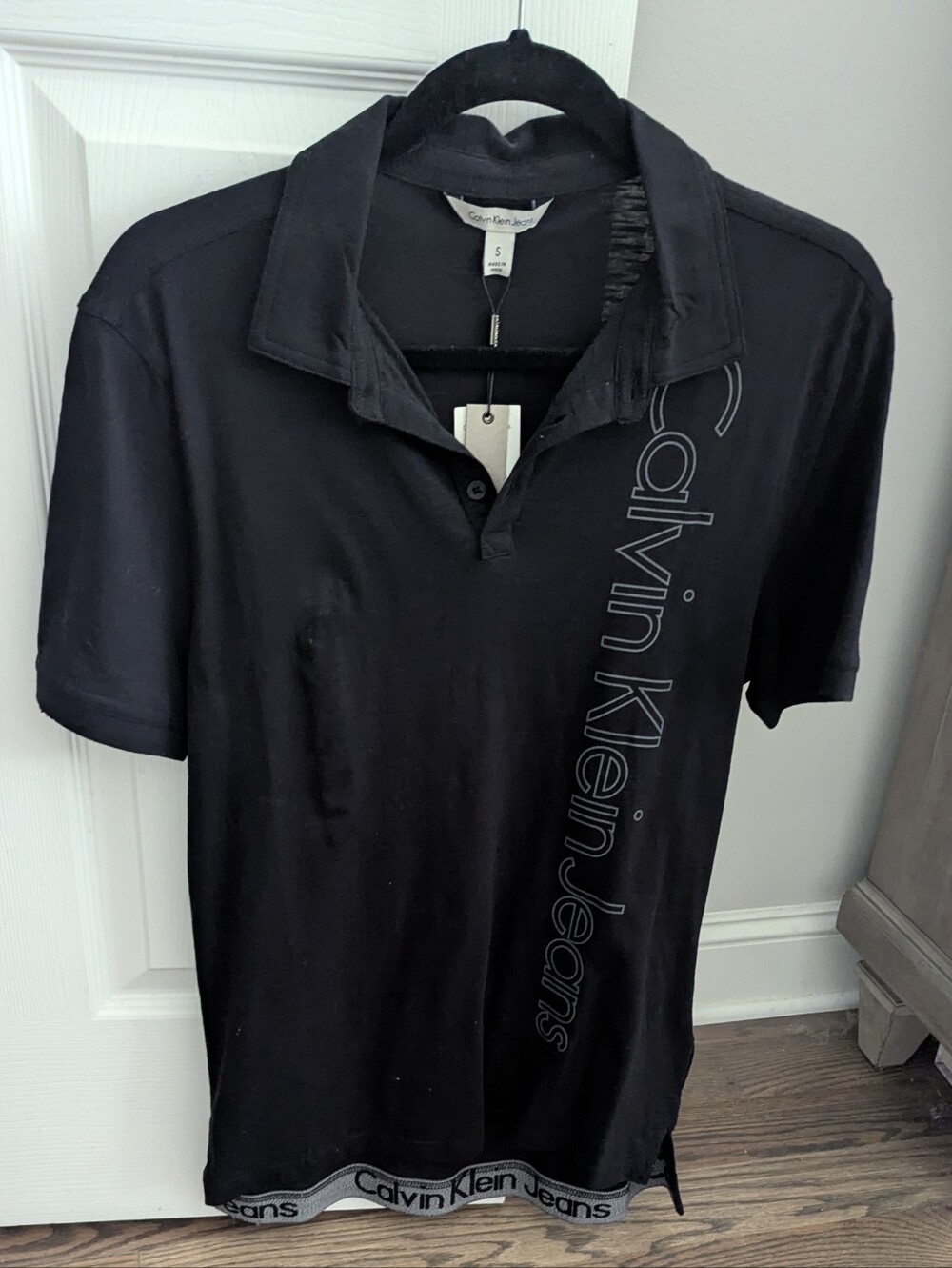 NWT Calvin Klein Jeans Men's Black Polo Shirt Vertical Logo, Small